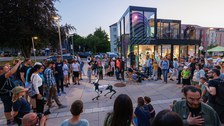 Foto vom Vorplatz am Barkhausen-Bau der TU Dresden. Um einen Roboterhund hat sich einen Menschenmenge gebildet, die das Treiben begutachtet.
