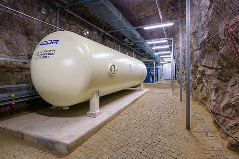 ein großer, länglicher Tank der TUD und des HZDR steht in einem Kellergewölbe aus Stein.