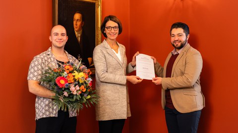 Urkundenübergabe an Mohammad Zafer Saysaa 