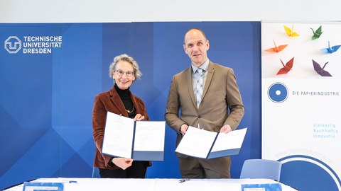 Prof. Ursula M. Staudinger, Rektorin der TU Dresden, und Dr. Thorsten Voß, Vorstand der Forschungsstiftung der Papierindustrie, mit den unterzeichneten Verträgen.