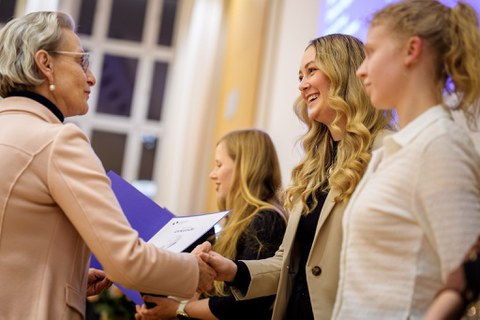 TUD-Rektorin Ursula M. Staudinger gratuliert den Absolventinnen