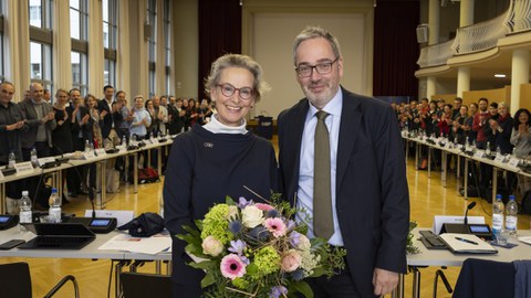 Ursula Staudinger wurde gleich im ersten Wahlgang als Rektorin der TUD wiedergewählt. Zu den ersten Gratulanten gehörte TUD-Kanzler und Wahlleiter Jan Gerken.