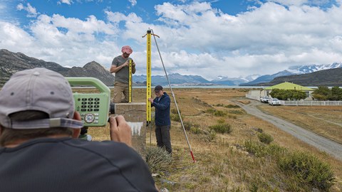 Durchführung eines Präzisionsnivellements zur Bestimmung der Höhenunterschiede zwischen verschiedenen Messpunkten (Absolutgravimetrie, GNSS, Sicherungspunkte), hier im Gebiet der Estancia Cristina. Andreas Richter, Eric Marderwald und Axel Rülke (v.l.n.r)