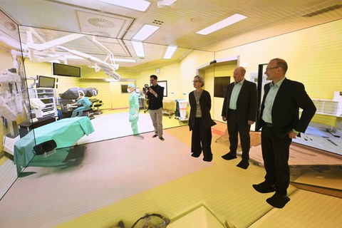 Benjamin Griebe (TUD), TUD-Rektorin Ursula M. Staudinger, Martin Kiefer (Sächsisches Staatsministerium für Wirtschaft, Arbeit und Verkehr) und Alexander Keller (NVIDIA) (v.l.) im Holodeck.