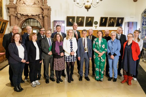 Gruppenfoto der 19 Wissenschaftlerinnen und Wissenschaftler, die im Früjahr 2026 in die Sächsische Akademie der Wissenschaften aufgenommen wurden.