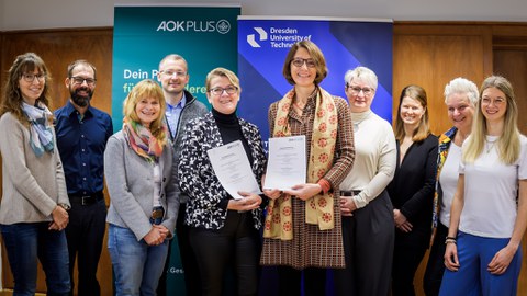 Representatives of the participating teams from AOK PLUS and TUD with the signed agreements. 