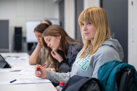 Das Foto zeigt Teilnehmerinnen der Herbstuniversität, die an einem Seminar teilnehmen.