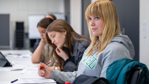 Das Foto zeigt Teilnehmerinnen der Herbstuniversität, die an einem Seminar teilnehmen.