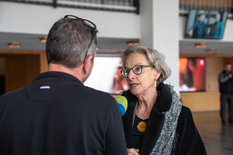 Fotoaufnahme von TUD-Rektorin Prof Ursula M. Staudinger in einer Interview für den Radiosender MDR Sachsen.