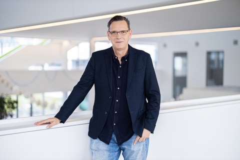 Porträtfoto von Prof. Frank Buchholz.