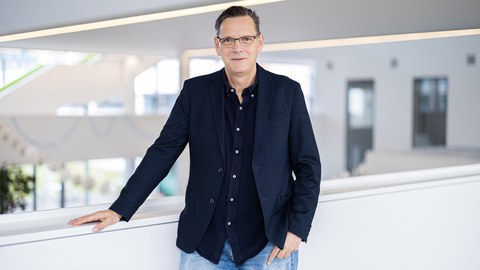 Porträtfoto von Prof. Frank Buchholz.