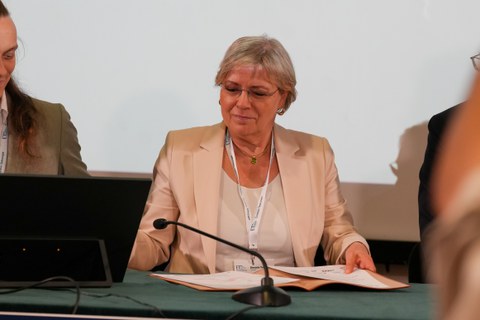 Foto von Prof.in Angela Rösen-Wolff bei der Unterzeichnung der Kooperationsvereinbarung.