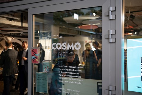 Die COSMO-Ausstellung „Zusammen.Denken.“ im Kulturpalat Dresden.