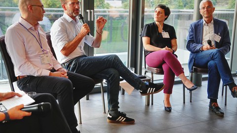 Dresden Microelectronics Academy, Networking-Dinner mit Podiumsdiskussion: Karrierewege in der Mikroelektronik. Die abgebildeten Podiumsteilnehmer (v.l.n.r.): Andreas Thamm (Infineon), Steffen Leuner (esmc), Susanne Appel (X-Fab), Dirk Drescher (Bosch). 