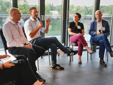 Dresden Microelectronics Academy, Networking-Dinner mit Podiumsdiskussion: Karrierewege in der Mikroelektronik. Die abgebildeten Podiumsteilnehmer (v.l.n.r.): Andreas Thamm (Infineon), Steffen Leuner (esmc), Susanne Appel (X-Fab), Dirk Drescher (Bosch). 