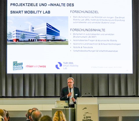 Foto von Prof. Günther Prokop bei der Präsentation des Smart Mobility Labs im Rahmen der Netzwerkveranstaltung.