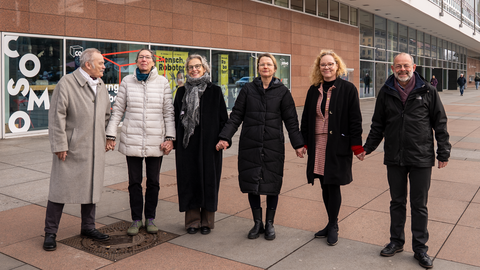 Gruppenfoto von Günter Starke, Iduna Böhning, TUD-Rektorin Prof. Ursula M. Staudinger, Bürgermeisterin Annekatrin Klepsch, Frauke Roth und Albrecht Nollau.