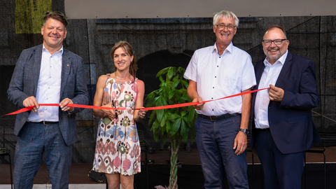 V.l.n.r.: Thomas Zenker (Oberbürgermeister von Zittau), Dr. Elisa Rößler (Koordinatorin des Regionalbüros), Prof. Dr. Thorsten Claus (Direktor des IHI Zittau) und Prof. Dr. Axel Gehrmann (Direktor des ZLSB) bei der Eröffnung des Regionalbüros.