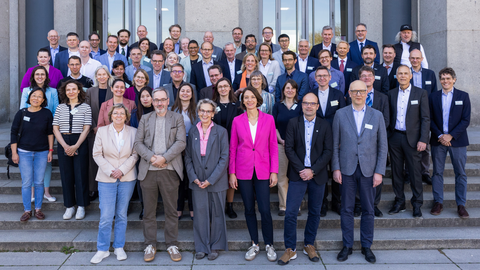 Gruppenfoto des Rektorats der TUD mit den neu berufenen Professor:innen, die zwischen Mai 2025 und April 2026 an die Universität kamen.