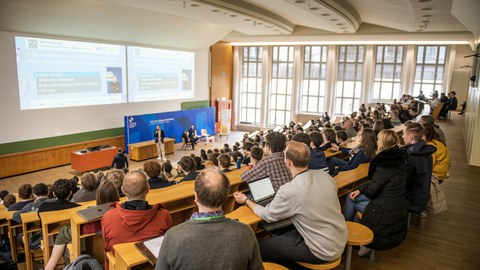 Begrüßung im Schönfeld-Hörsaal. 