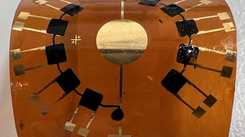 PEDOT:sGAGh (schwarz) als Sensoreinheiten auf einem flexiblen Trägermaterial.