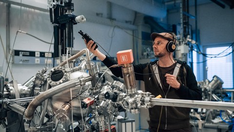 Loop-Künstler Konrad Kuechenmeister auf der Suche nach dem Quantensound beim Exzellenzcluster ctd.qmat.
