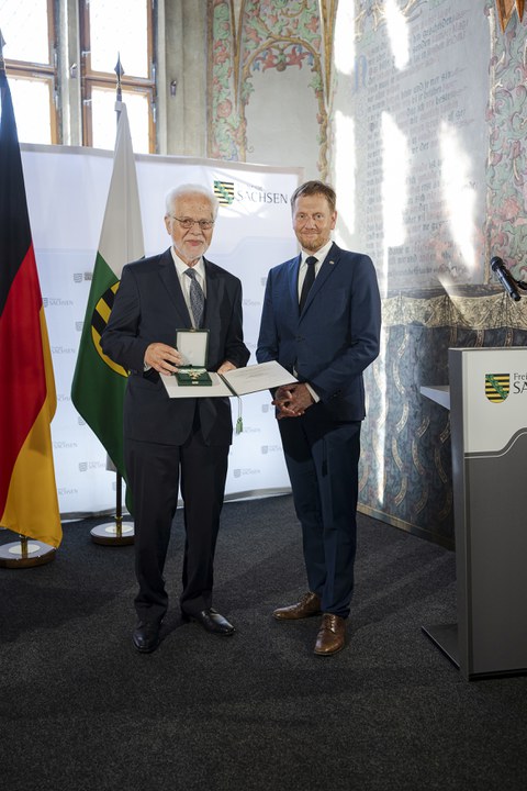 Prof. Hans-Egbert Schröder (left) receives the Order of Merit of the Free State of Saxony from Minister-President Kretschmer.