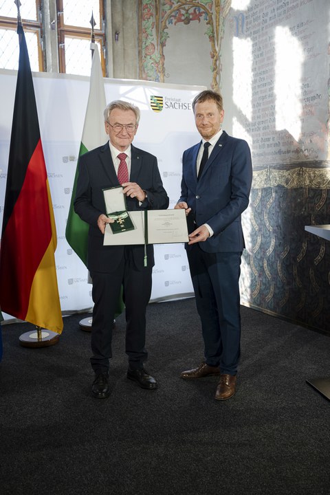 Minister-President Kretschmer (right) presents the Order of Merit of the Free State of Saxony to Prof. Hans Wiesmeth.