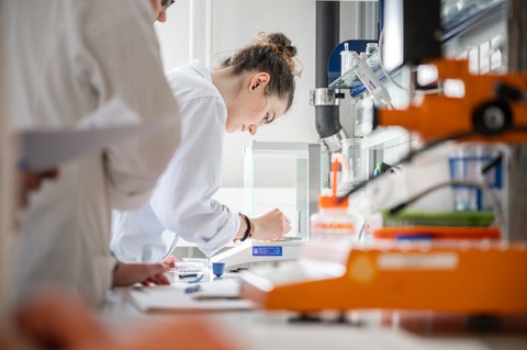 Fotoaufnahme von einer Frau, die in einem Labor arbeitet.