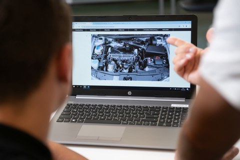 Eine Computersimulation schafft praxisnahe, sichere und zeitgemäße Prüfungsbedingungen.