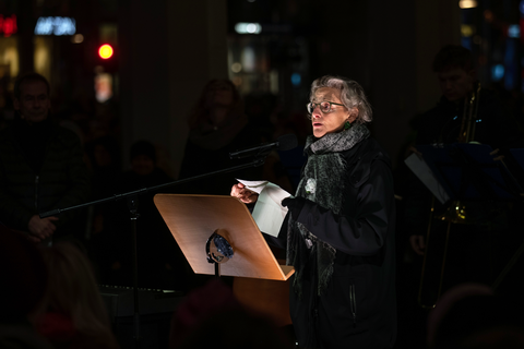 Fotoaufnahme von TUD-Rektorin Prof.in Ursula M. Staudinger, die als Anmelderin der Menschenkette in Dresden an einem Rednerpult steht.