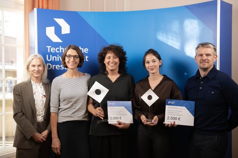 Foto von Marion Schmidt, Chief Communication Officer der TUD, Prof. Roswitha Böhm, Prorektorin Universitätskultur und Internationalisierung, den Preisträgerinnen Prof. Melanie Humann und Katharina Porepp sowie Prof. Jens Krzywinski bei der Preisverleihung (v. l. n. r.).