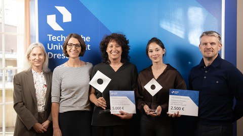 Foto von Marion Schmidt, Chief Communication Officer der TUD, Prof. Roswitha Böhm, Prorektorin Universitätskultur und Internationalisierung, den Preisträgerinnen Prof. Melanie Humann und Katharina Porepp sowie Prof. Jens Krzywinski bei der Preisverleihung (v. l. n. r.).