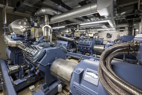 Foto der Wärmepumpenanlage, die Abwärme der Hochleistungsrechner der Technischen Universität Dresden in Fernwärme umwandelt.