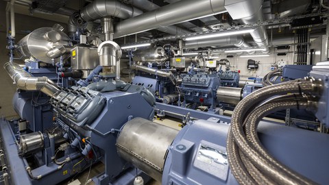Foto der Wärmepumpenanlage, die Abwärme der Hochleistungsrechner der Technischen Universität Dresden in Fernwärme umwandelt.