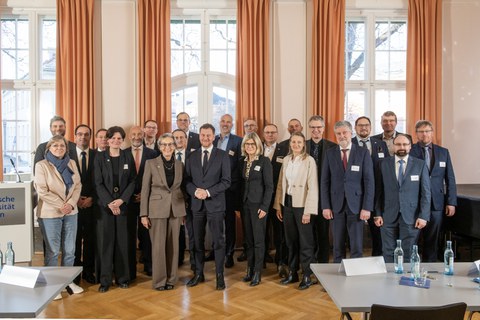 Im Beisein des Sächsischen Ministerpräsidenten Michael Kretschmer (vorn Mitte) kamen die Vertreter:innen der Partnerhochschulen beim gemeinsamen Strategietreffen zur Weiterentwicklung der Sächsischen Wasserstoffunion an der TUD zusammen.