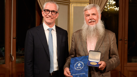 Die Verleihung der Klaus-Tschira-Medaille durch den GI-Präsidenten Martin Wolf (l.) an Gerhard Weber fand im Rahmen des INFORMATIK FESTIVALS 2026 in Dresden im Schloss Albrechtsberg statt.