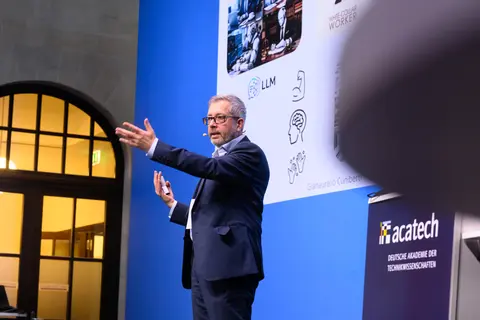 TUD-Professor Gianaurelio Cuniberti rückte in seiner Keynote „AI für Materials. Materials für AI“ die Potenziale von Hochleistungsmaterialien für zahlreiche Technologiefelder in den Fokus.