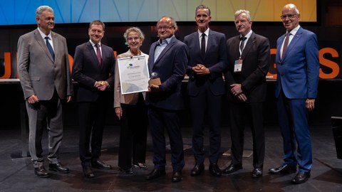 Prof. Wasserscheid erhält den Archimedes Science Award. 