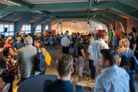 Gäste an der Eröffnung der Ausstellung. 