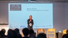 Marion Schmidt, Chief Communication Officer der TUD, moderierte die Eröffnungsveranstaltung der Ausstellung.