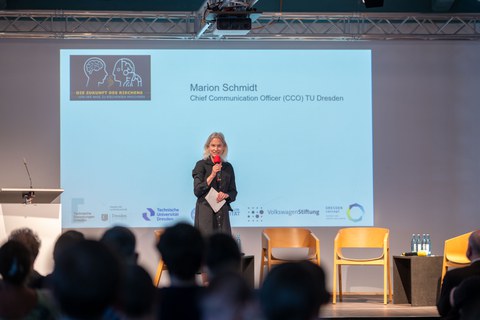 Marion Schmidt, Chief Communication Officer der TUD, moderierte die Eröffnungsveranstaltung der Ausstellung.