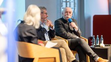 Podiumsdiskussion mit Marion Schmidt (TUD), Prof. Gianaurelio Cuniberti (TUD) und Prof. Thomas Hummel (Universitätsklinikum Carl Gustav Carus Dresden) auf dem Eröffnungspodium. (v.l.)