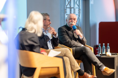 Podiumsdiskussion mit Marion Schmidt (TUD), Prof. Gianaurelio Cuniberti (TUD) und Prof. Thomas Hummel (Universitätsklinikum Carl Gustav Carus Dresden) auf dem Eröffnungspodium. (v.l.)