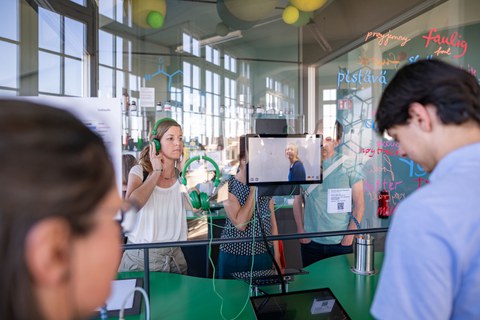 Besucher in der Ausstellung „Die Zukunft des Riechens“ 