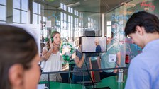 Besucher in der Ausstellung „Die Zukunft des Riechens“ 
