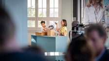 Besucher in der Ausstellung „Die Zukunft des Riechens“ 