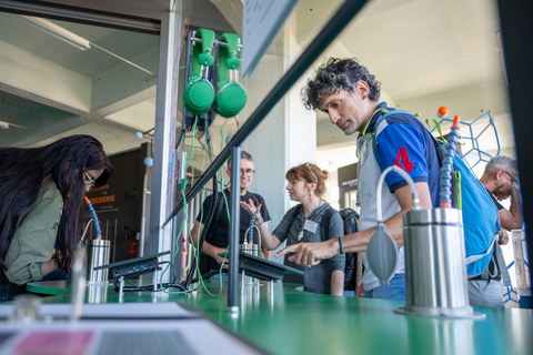 Besucher in der Ausstellung »Die Zukunft des Riechens – Von der Nase zu riechenden Maschinen«.