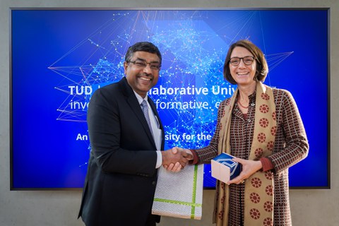 S. Krishnan, Staatssekretär, Ministerium für Elektronik und Informationstechnologie (MeitY), Indien, und Prof.in Roswitha Böhm, Prorektorin Universitätskultur und Internationalisierung der TUD