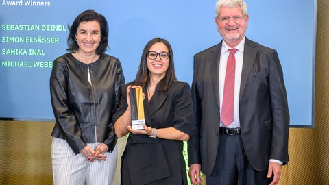 Humboldt-Professorin Sahika Inal (m.) mit Dorothee Bär, Bundesministerin für Forschung, Technologie und Raumfahrt, und Robert SChlögl, Präsident der Alexander von Humboldt-Stiftung.
